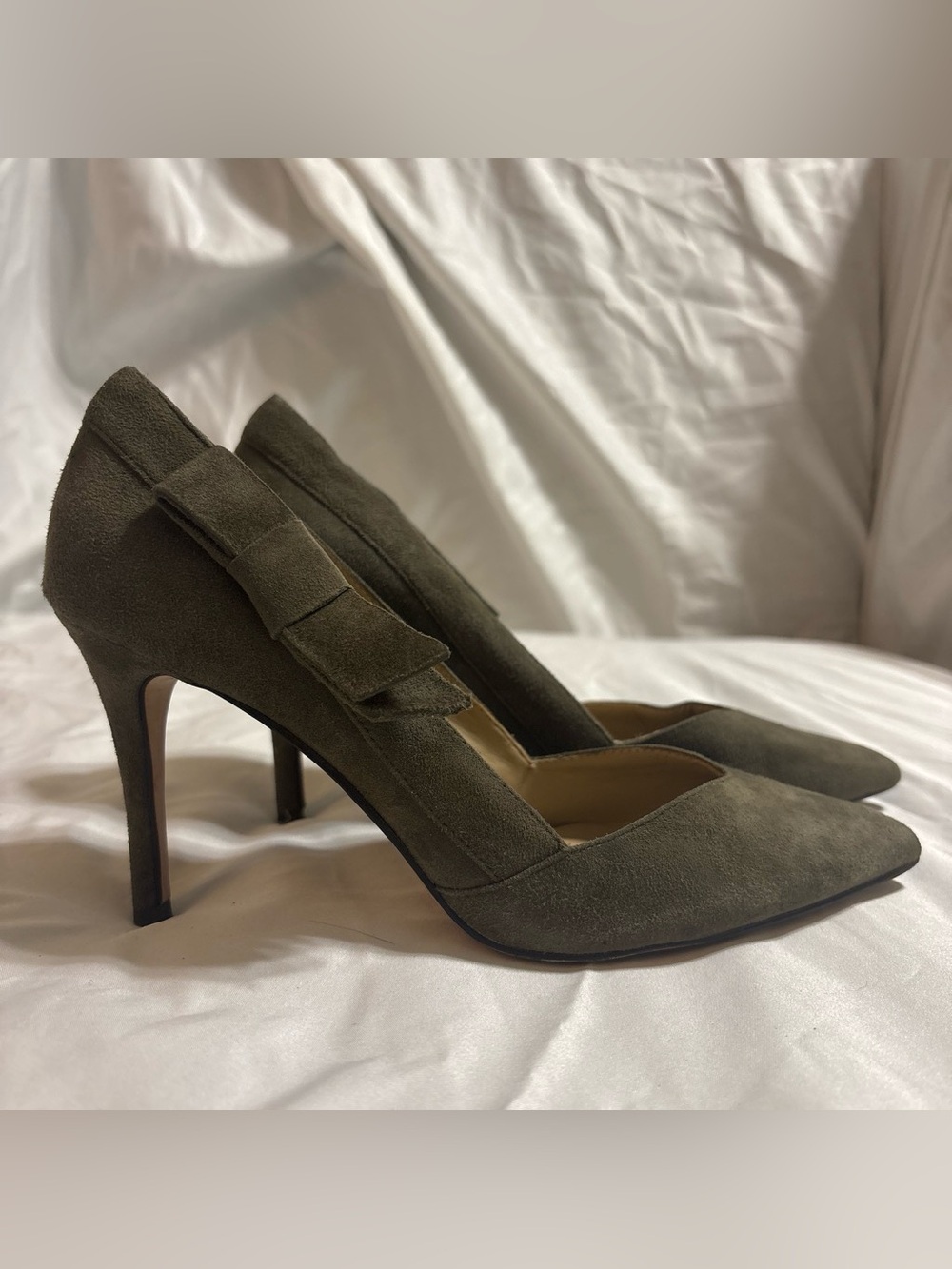 Ann Taylor Olive Green Suede Pointed-Toe Heels with Bow
